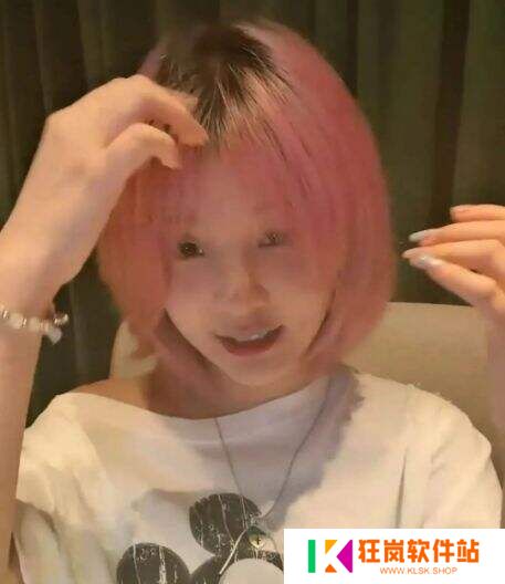 失踪五年突然开播，前“LOL一姐”小米粥闪现某博