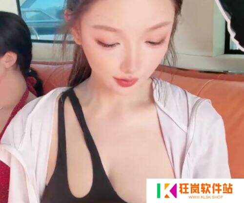 米娜三亚泳装直播引热议：身材太火辣，水上项目陷