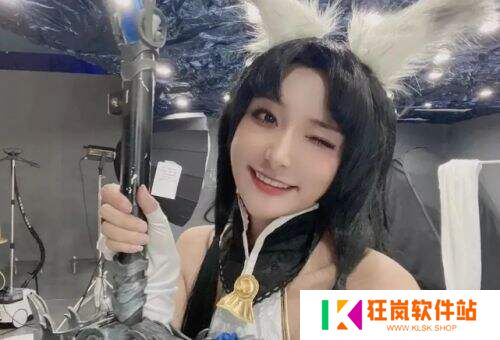 女主播直播太会整活！高跟鞋深蹲、女仆装举铁惊呆网友